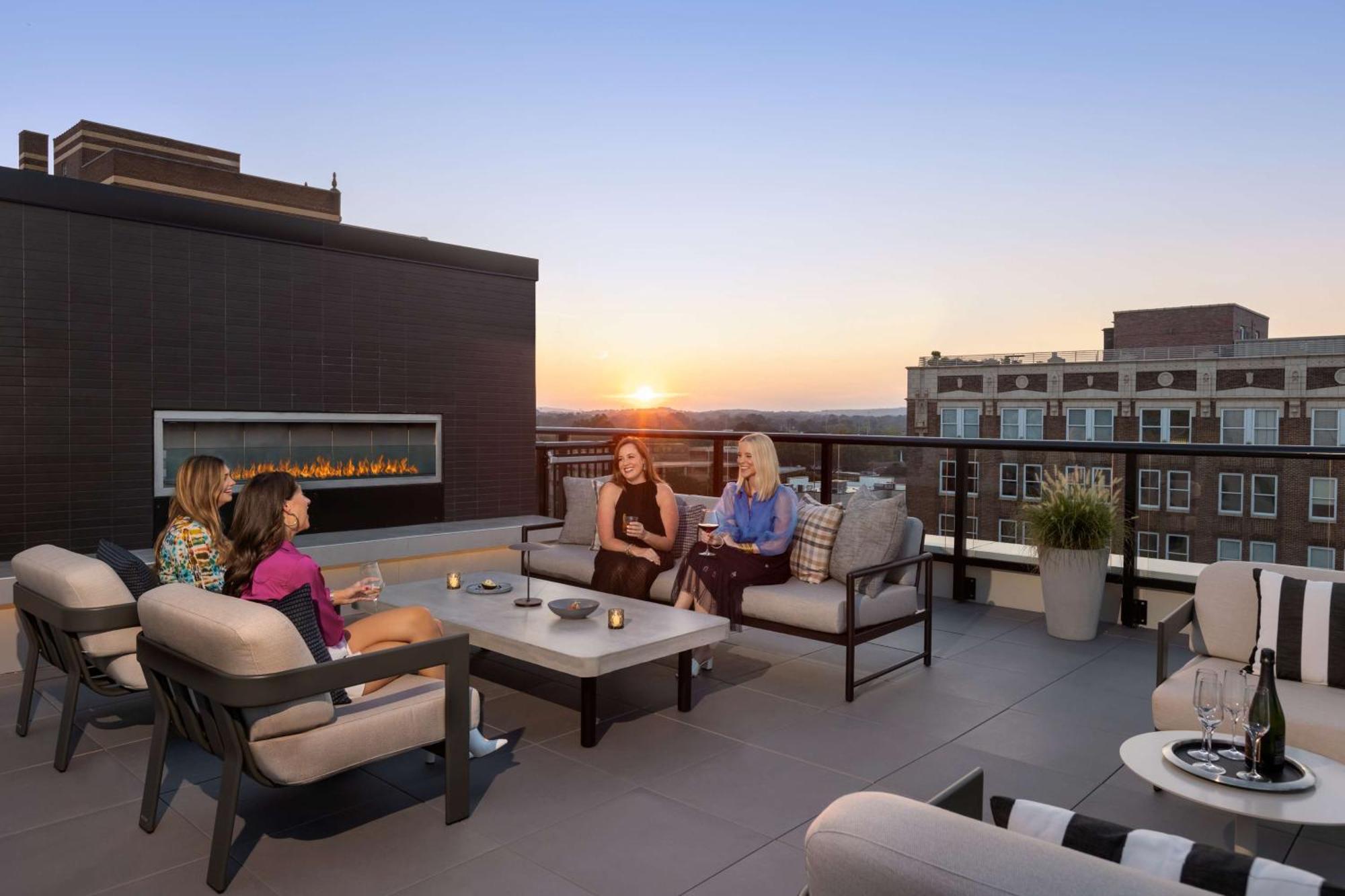 106 Jefferson Huntsville, Curio Collection By Hilton Bagian luar foto